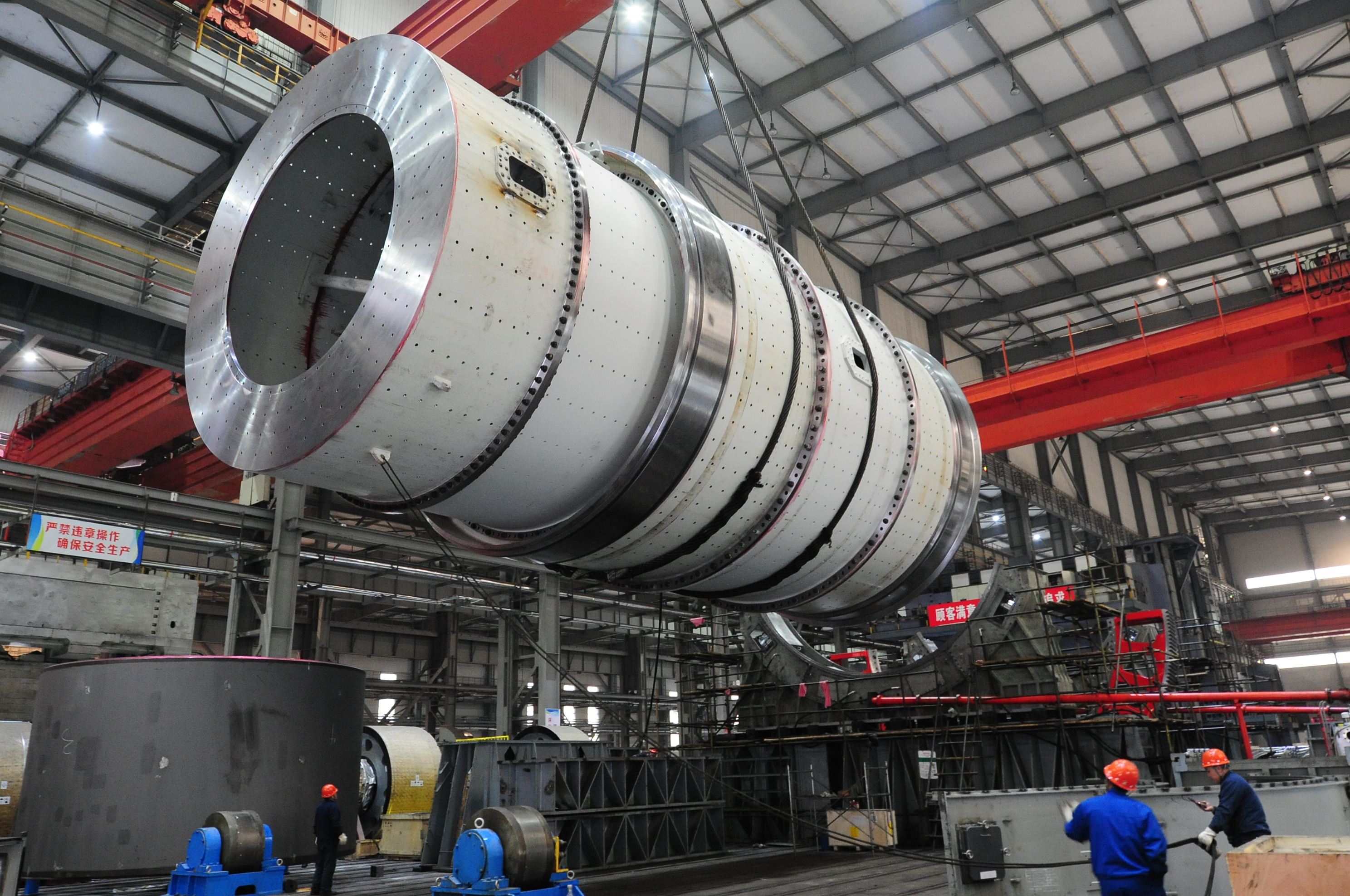 2月10日，世界最大的集烘干与粉磨于一体的双驱干法球磨机完成试车（雷正道 摄）.JPG